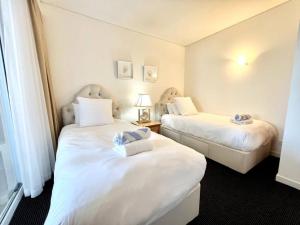 231 Lovely North Facing 2 Bedroom metres to Main Beach