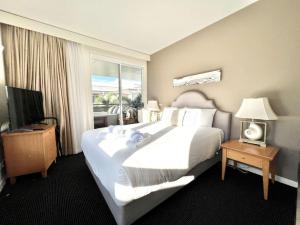 231 Lovely North Facing 2 Bedroom metres to Main Beach