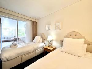 231 Lovely North Facing 2 Bedroom metres to Main Beach