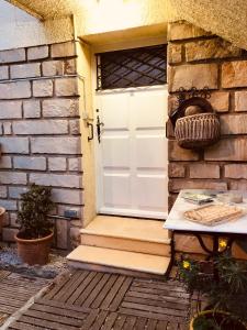 Votre séjour à Sanary DANS BAS DE VILLA avec 1 terrasse végétalisée et abritée exposition Est Sud Ouest à 400m du Centre ville en zone piétonne où tout peut se faire à pied