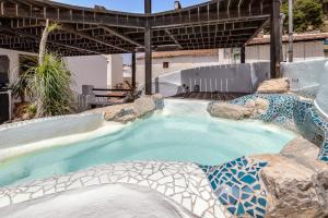 Town house with roof terrace and plunge pool