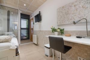 Single Room with Private Bathroom room in Hostal House