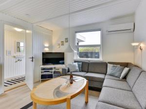 Holiday Home Geesche - 200m from the sea in Western Jutland by Interhome