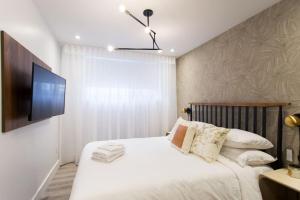 Palms Little Italy Studio with full bathroom by Denstays