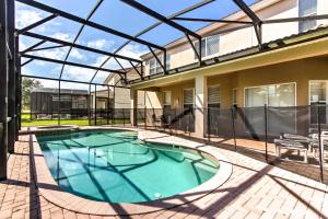 Spacious Kissimmee Villa - 3 Mi to Disney World!