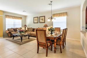 Spacious Kissimmee Villa - 3 Mi to Disney World!