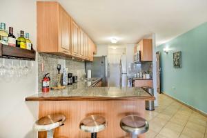 Breezy Condo with Ocean View Balcony Walk to Beach!