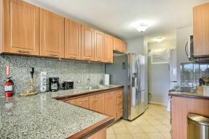 Breezy Condo with Ocean View Balcony Walk to Beach!