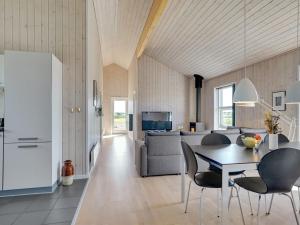 Holiday Home Elenore - 900m from the sea in NW Jutland by Interhome
