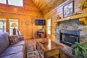 Sevierville Retreat Private Hot Tub and Lake Views!