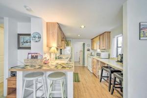 Ruidoso Cabin with Decks about 1 Mi to Downtown!