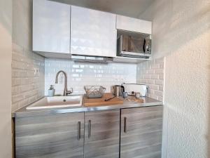 Studio rénové avec balcon - Quartier Croisette - FR-1-344-1162