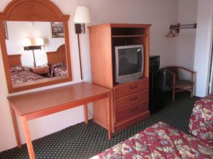King Room - Smoking  room in Westmont Inn - Lakeland