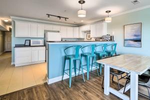 Oak Island Condo - Walk to the Beach!