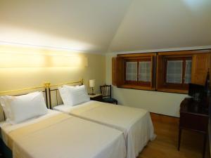 Standard Twin Room with Garden View room in Quinta do Rocha