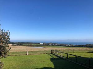 YOLO- Beach-house views, near penguins, nbn!