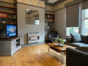 Grove House - 4 Bedroom sleeps 8 only 1 mile from centre - Yeadon