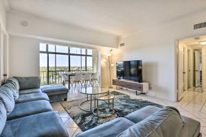 Less Than 1 Mi to Siesta Key Beach Condo with Pool