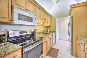 Less Than 1 Mi to Siesta Key Beach Condo with Pool