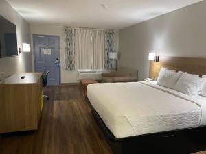 King Room - Non-Smoking room in Days Inn by Wyndham Portland/Corpus Christi