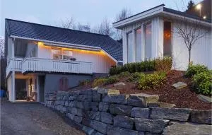 Awesome Home In Olden With Wifi - 卢恩