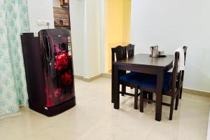 TrueLife Comfort Inn - Near PS4 veg restaurant - On way to Balaji Temple - 2BHK AC apartments - Coffee Tea Milk - Fast WiFi, Kitchen, Dining, Android TV, Parking - Easy access to Airport, Railway Station and toTemples - Top service with lots of Love