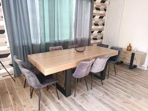 Maison de ville avec extérieur au calme.