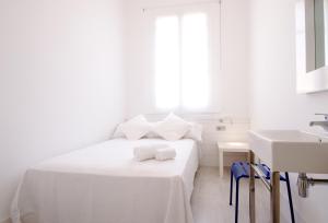 Single Room with Shared Bathroom room in DingDong Express