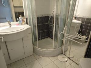 Appartement 2 pièces avec piscine et parking, en bord de plage - FR-1-250-213