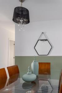 3 QUARTOS a 300 RioCentro - Condominio com PISCINA, ESTACIONAMENTO e Portaria 24h - Wi-Fi ilimitado e Cozinha Completa - Apartamento indicado para Grupos, Hóspedes a Trabalho e Crianças