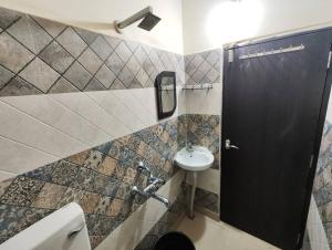 Stylish 2BHK Service Apartment Near Golpark