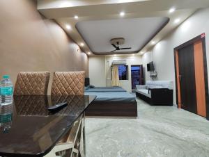 Massive 3BHK Serviced Apt for Big Groups & Family