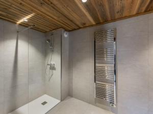 Duplex moderne 4 chambres près des pistes avec cheminée à Courchevel - FR-1-562-72