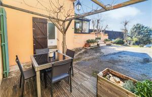 Maisons de vacances Nice Home In Pierrerue With Wifi : photos des chambres