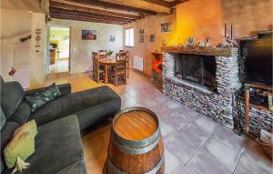 Maisons de vacances Awesome home in Pierrerue with 3 Bedrooms and WiFi : photos des chambres