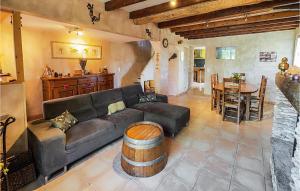 Maisons de vacances Awesome home in Pierrerue with 3 Bedrooms and WiFi : photos des chambres