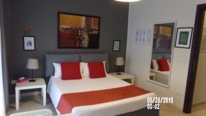 Habitación con cama extragrande y balcón