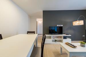 Duarte Quirós 2405 - B Alto Alberdi Full Equipado con Balcón