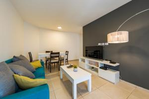 Duarte Quirós 2405 - B Alto Alberdi Full Equipado con Balcón