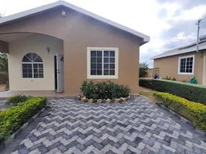 Charming 2-Bed House in Portmore gated community - Bernard Lodge