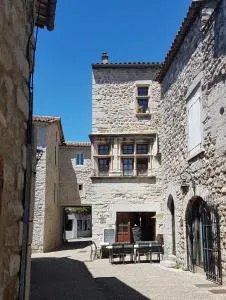Maison du Baron - Centre historique de RUOMS - Auriolles