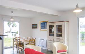 Maisons de vacances Nice Home In Lanmodez With Wifi : photos des chambres