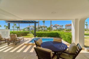 Relax Beach Condo W Private Pool And Beach!