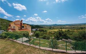 Awesome Home In Mirlovic Polje