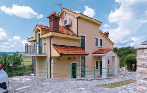 Awesome Home In Mirlovic Polje