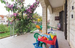 3 Bedroom Beautiful Apartment In Medulin 