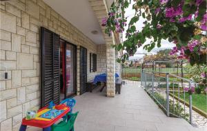 3 Bedroom Beautiful Apartment In Medulin 