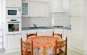 Maisons de vacances Gorgeous Home In Trevou Treguignec : photos des chambres