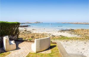 Maisons de vacances Gorgeous Home In Trevou Treguignec : photos des chambres