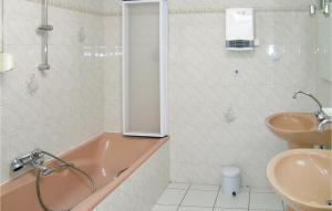 Maisons de vacances Gorgeous Home In Trevou Treguignec : photos des chambres